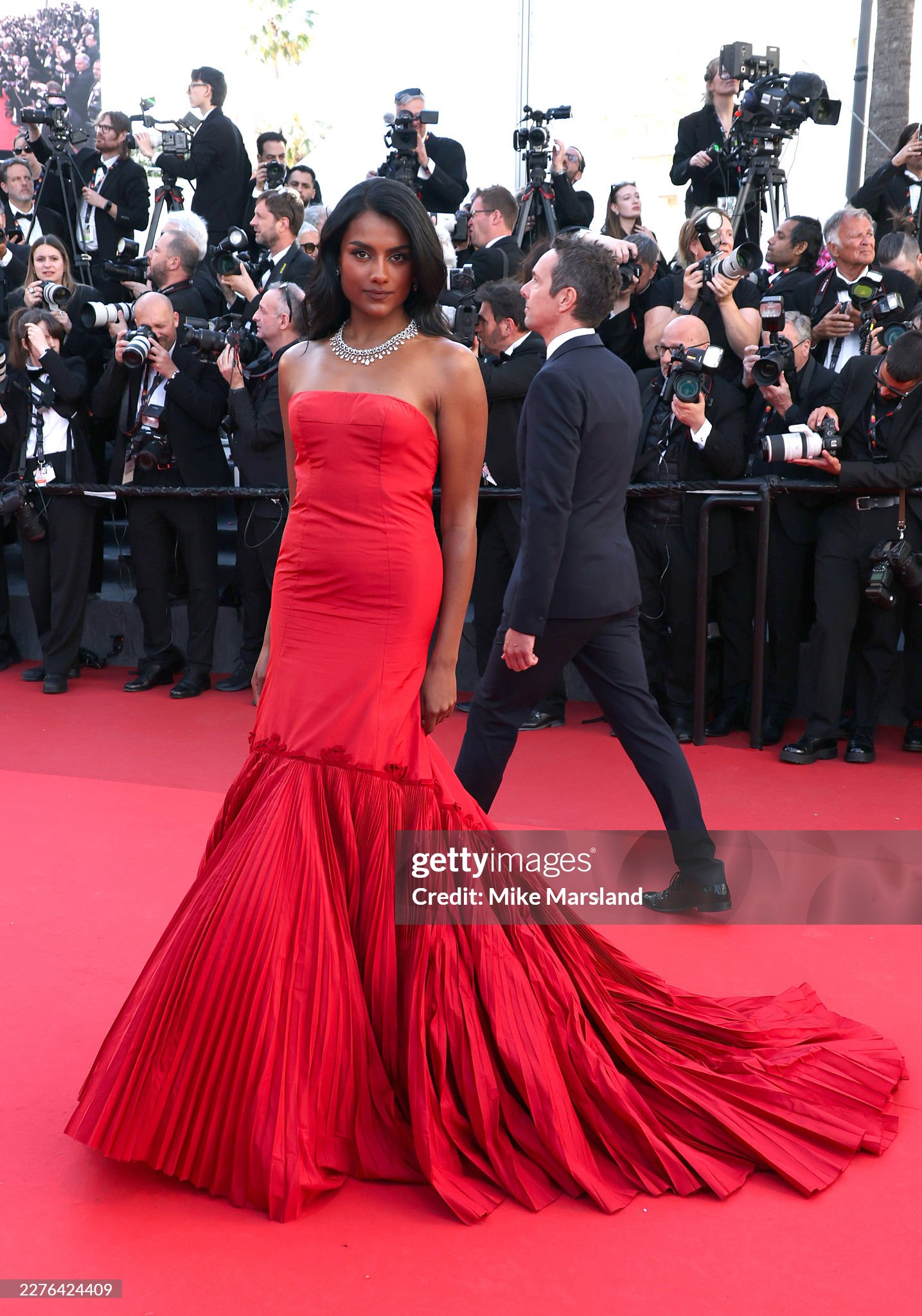Simone Ashley hóa bông hồng đỏ. Ảnh: Getty Images