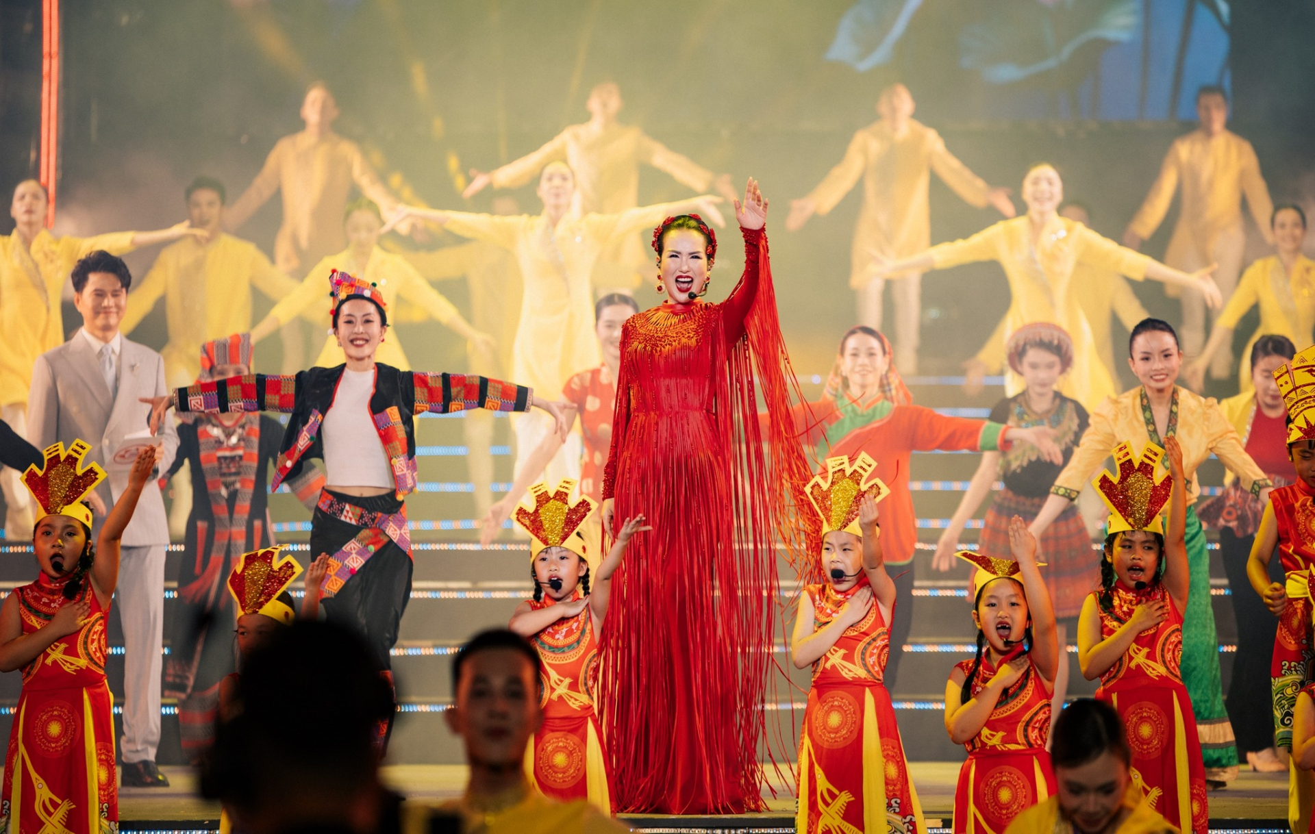 Tiếp nối chuỗi đắt show, nữ ca sĩ thừa nhận tháng 4 vừa qua là quãng thời gian chạy show dày đặc đến mức mất ăn mất ngủ, gần như không có thời gian ở nhà