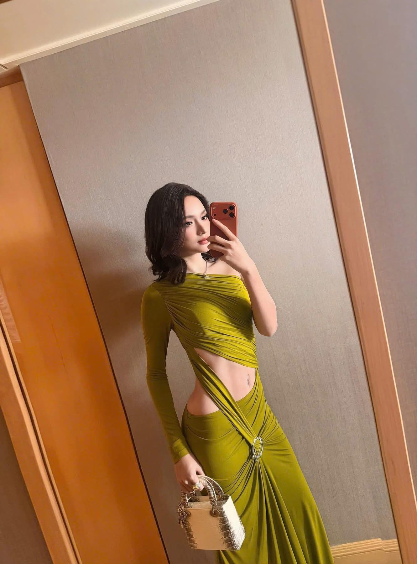 Điểm nhấn trong trang phục củav Hương Giang chính là chiếc túi hiệu 700 triệu đồng 