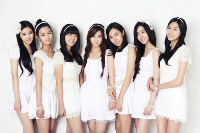Đội hình ban đầu của Apink có 7 thành viên xinh đẹp, khả ái. Ảnh: Nate