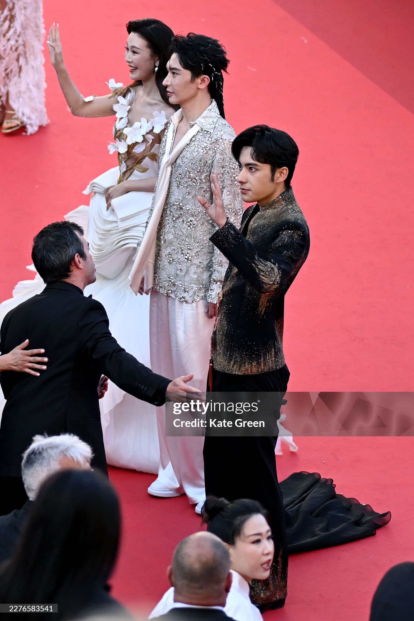 Cuối cùng, cả nhóm này đã bị mời khỏi thảm đỏ. Ảnh: Getty Images