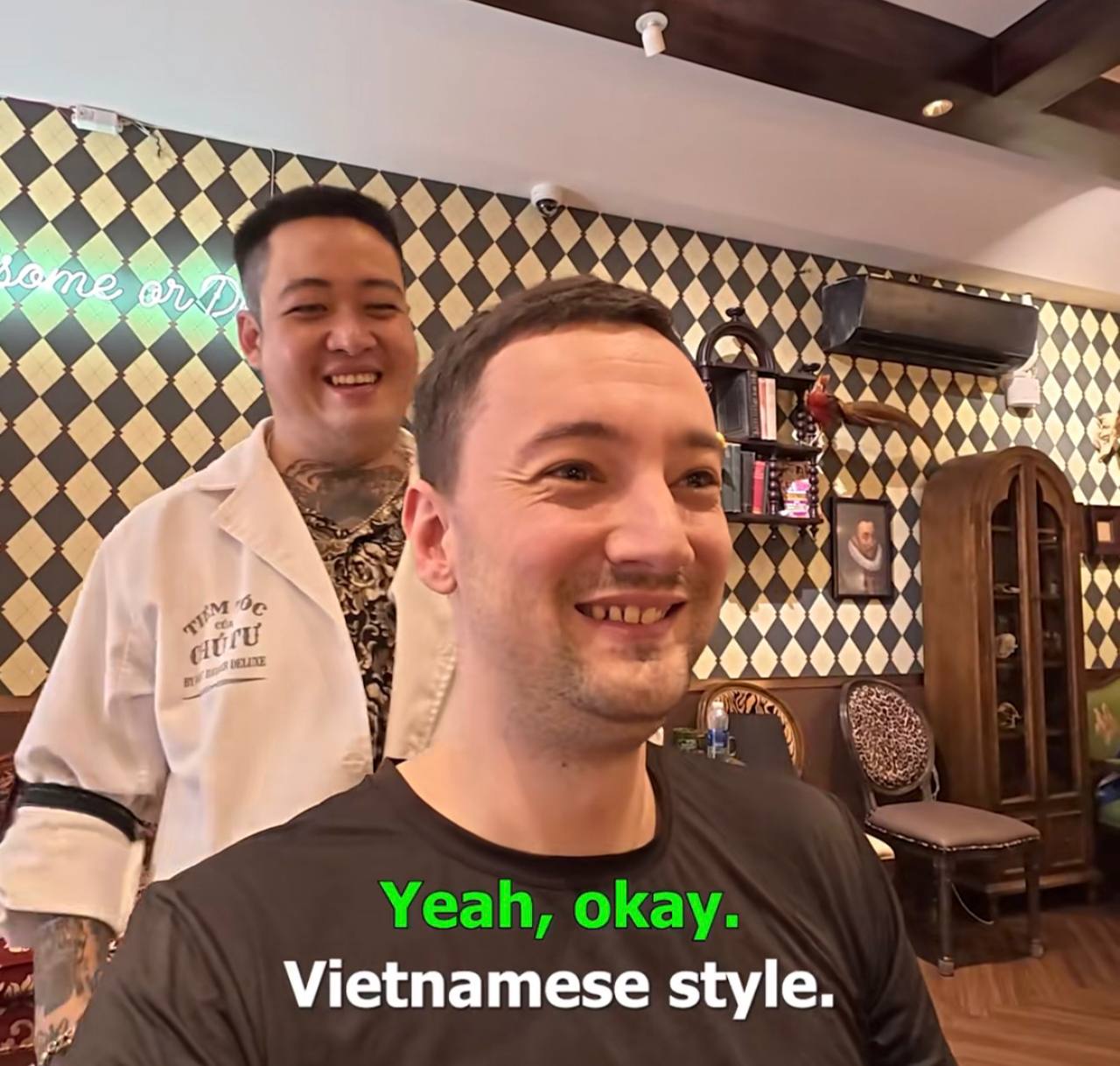 Khách Tây chi 468.000 đồng hớt tóc kiểu Việt, thoả mãn boa đậm cho màn phục vụ như ông hoàng