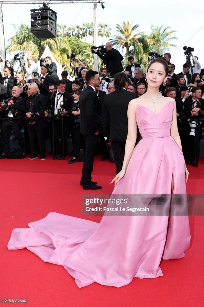 Là sao hạng A xứ Hàn, nhưng đi sự kiện quốc tế Yoona vẫn phải tuân thủ nghiêm ngặt luật đi thảm đỏ của BTC. Ảnh: X.