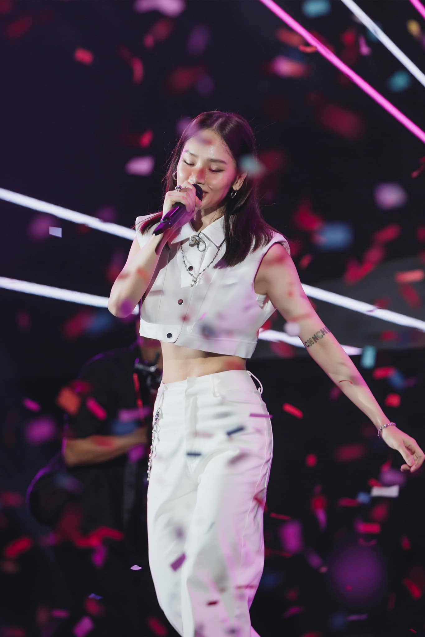 Song song với diễn xuất, Miu Lê cũng sở hữu sự nghiệp âm nhạc với nhiều bản hit quen thuộc