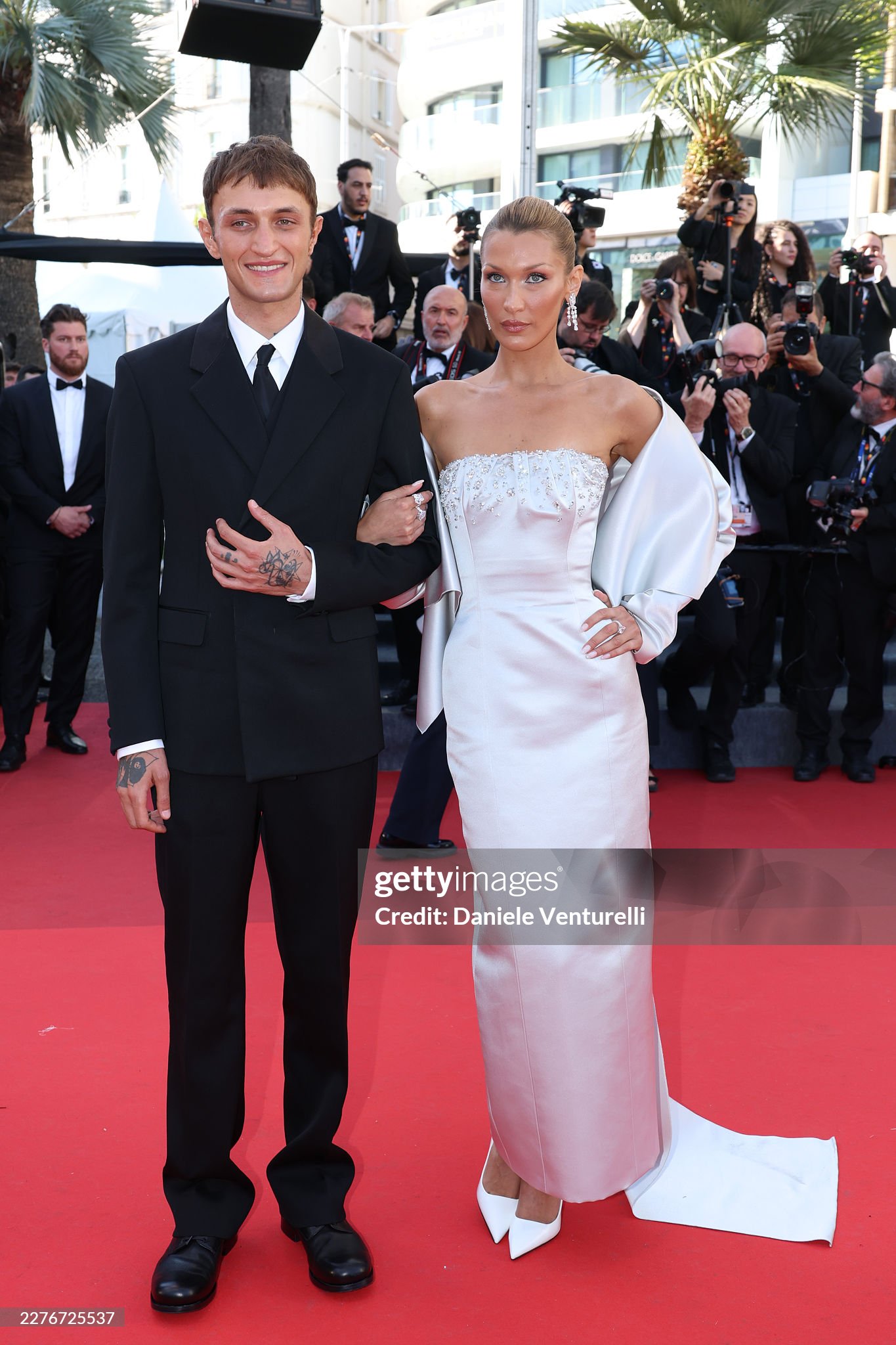 Bella Hadid đến Cannes 2026 cùng em trai Anwar Hadid. Ảnh: Getty Images