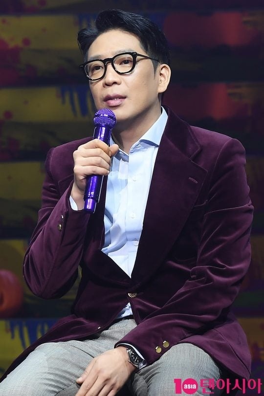 MC Mong thông báo mở họp báo