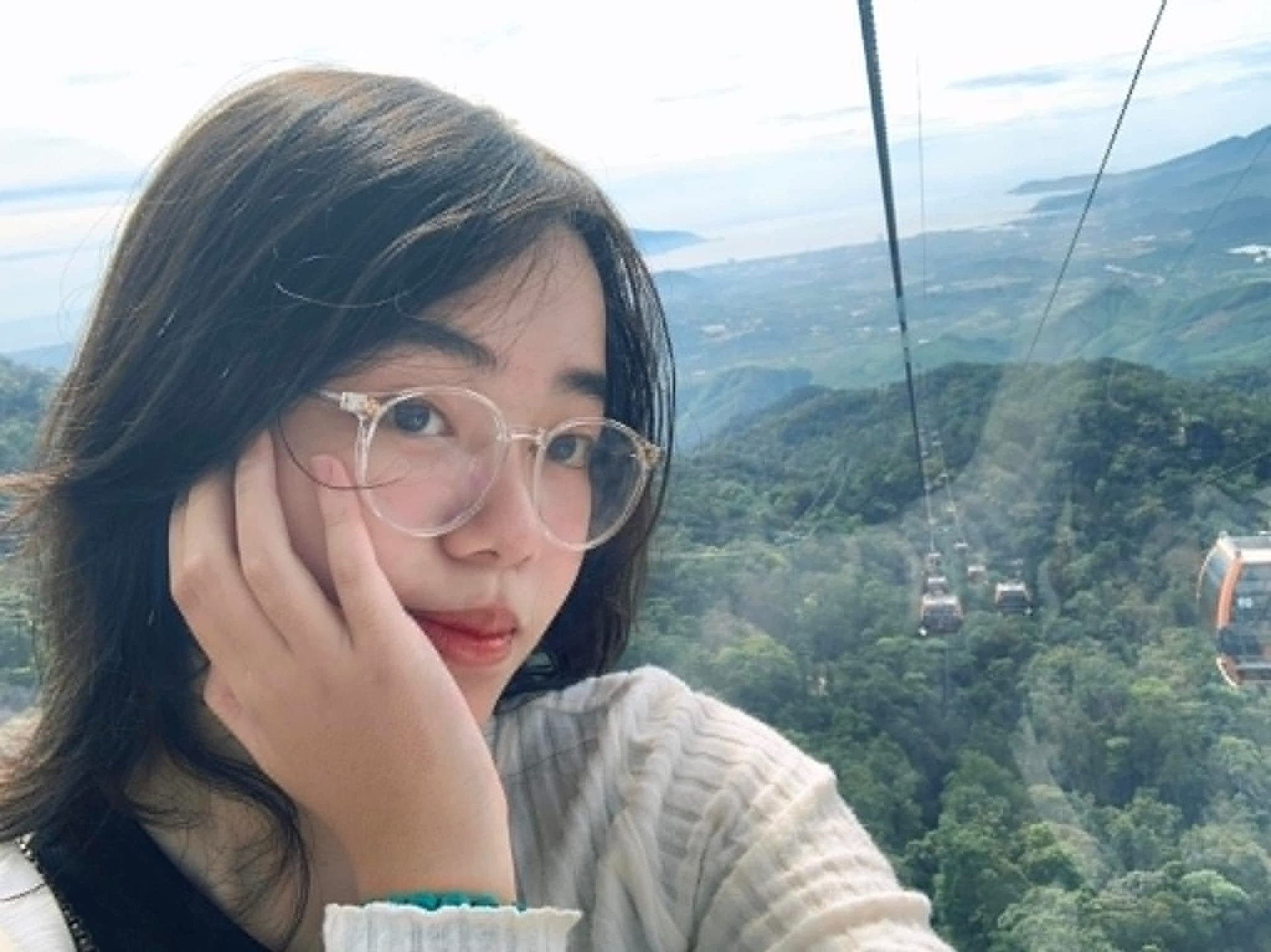 Nữ sinh lớp 12 ở Huế viral vì khác lạ trong bộ ảnh kỷ yếu: “Mẹ mình rất sốc khi nhìn thấy makeup của mình