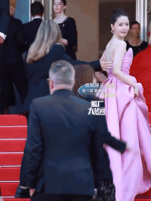 Tại Cannes 2024, do di chuyển quá chậm lại thường hay ngoái đầu về sau chào khán giả và tương tác với ống kính, Yoona bị 1 nữ nhân viên ban tổ chức nhắc nhở, theo sát để dắt cô rời thảm đỏ nhanh chóng. Ảnh: Weibo.