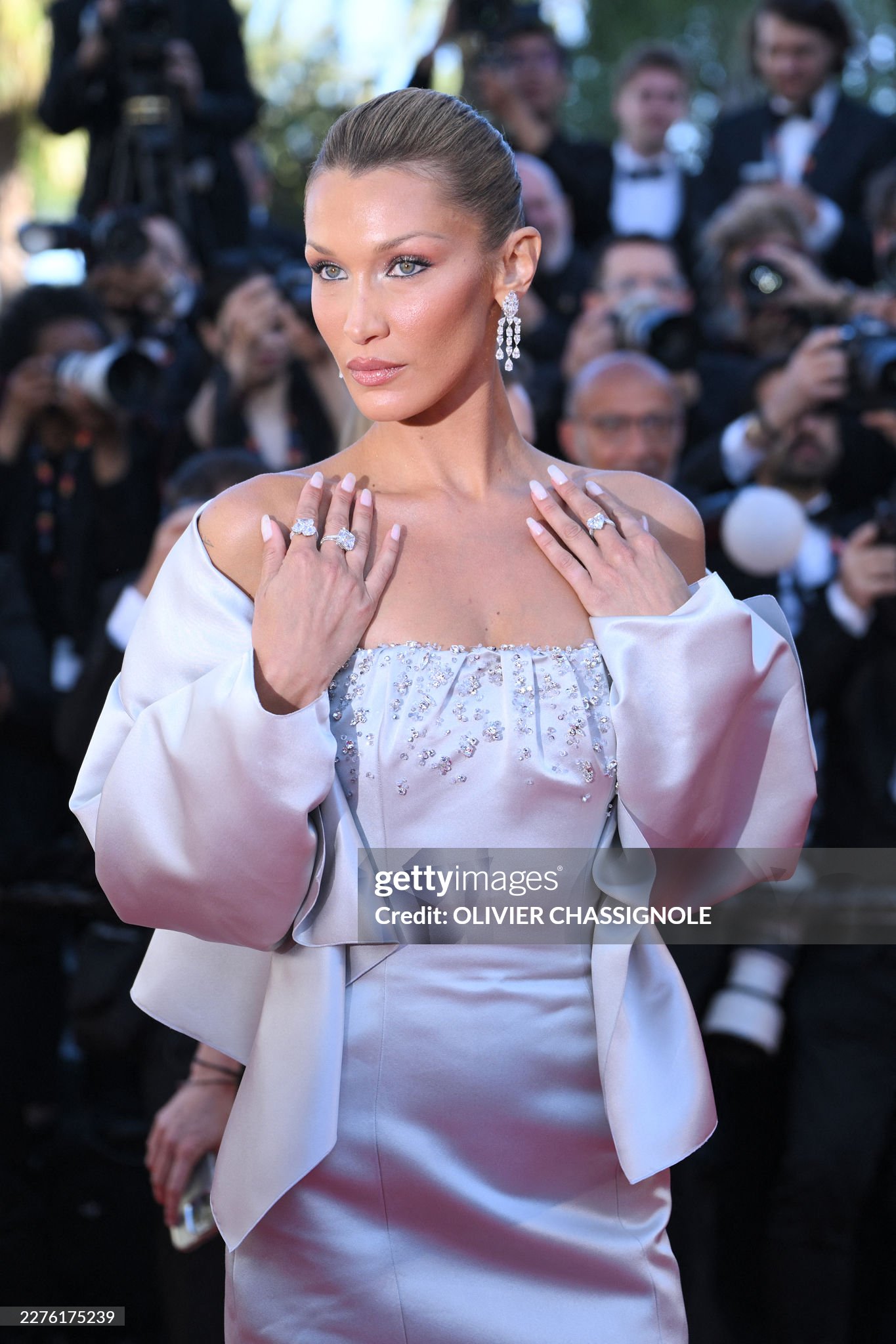 Không cần hở bạo, Bella Hadid vẫn thu hút mọi ánh nhìn. Ảnh: Getty Images