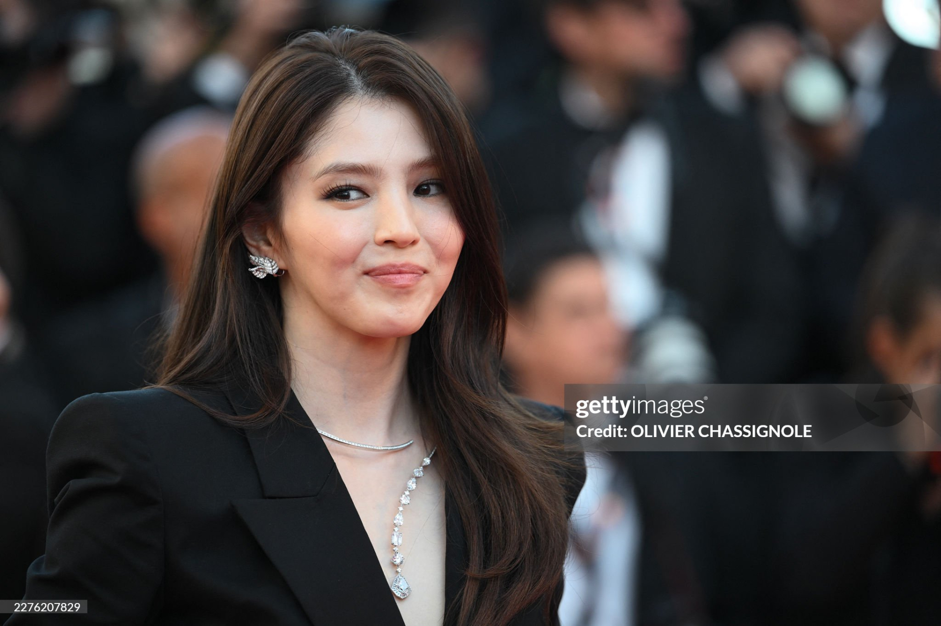 Cư dân mạng thất vọng với diện mạo của Han So Hee trong lần thứ 2 đổ bộ Cannes. Nhiều người nhận xét nữ diễn viên có bộ dạng như dọa ma công chúng. Họ cho rằng cô nên về đuổi việc stylist sau khi bị dìm hàng thê thảm. Ảnh: X.