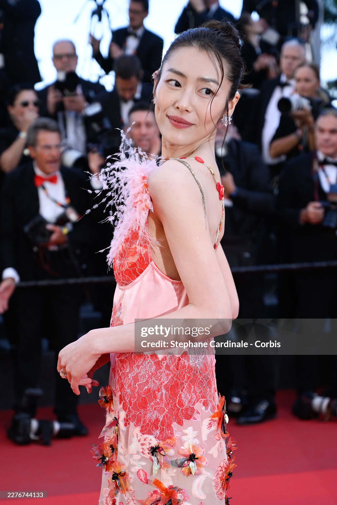 Má lúm đồng tiền duyên dáng của Lưu Văn. Vẻ đẹp của mỹ nhân Cbiz tại Cannes ngày 6 chỉ có thể được miêu tả bằng 1 từ