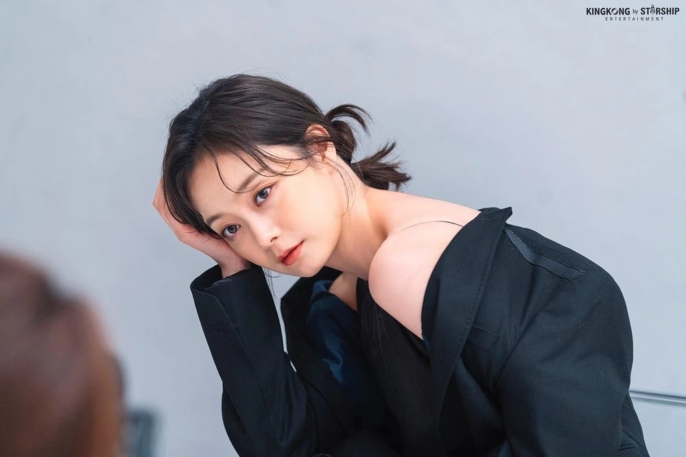 Jeon So Min hết thời phải đi làm phục vụ ở quán cà phê. Ảnh: Naver