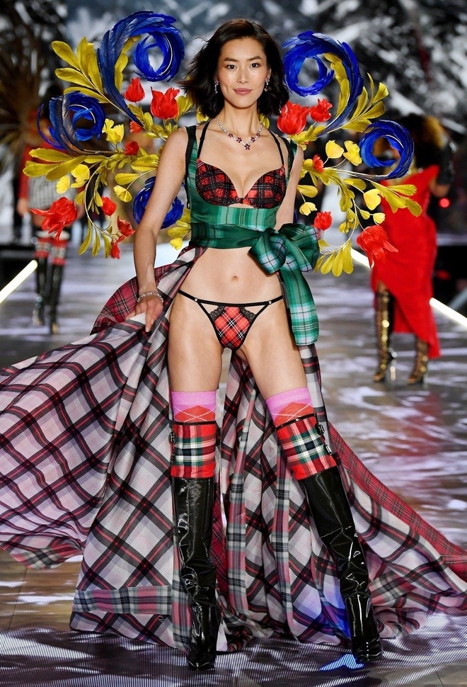 Lưu Văn làm nên lịch sử khi trở thành người mẫu Đông Á đầu tiên trình diễn cho Victoria's Secret. Ảnh: X.