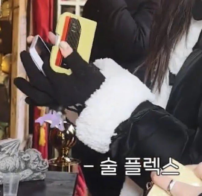 Một bức ảnh của Lisa (BLACKPINK) có giá 16 tỷ đồng