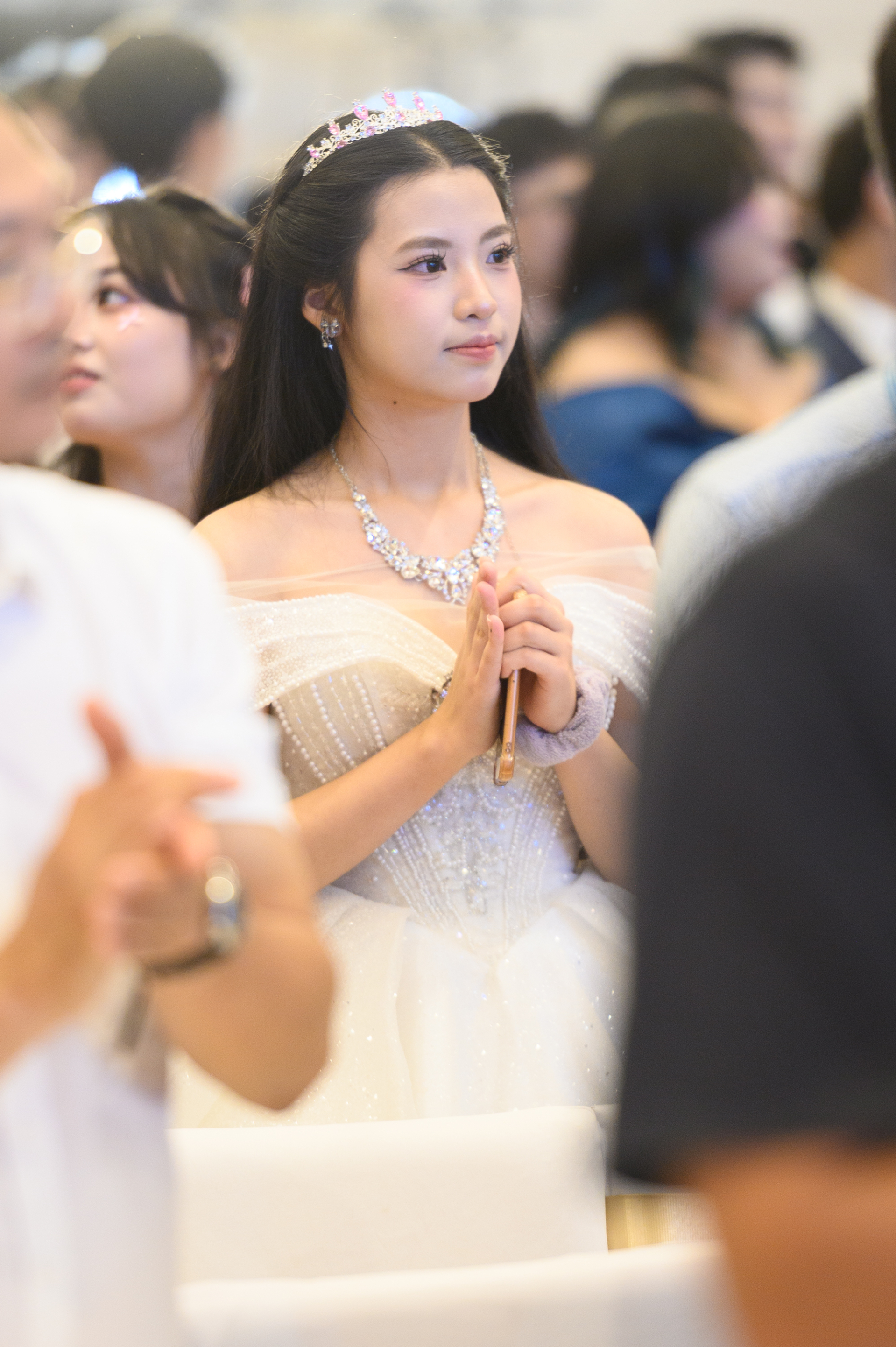 Rời xa những tà áo trắng giản dị quen thuộc, các nữ sinh Nhân văn được diện lên mình những trang phục lộng lẫy hơn
