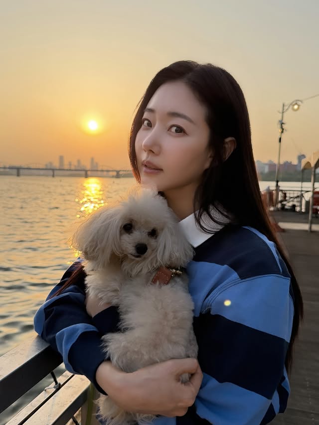 Kim Sa Rang đăng ảnh bên cún cưng cùng chú thích ẩn ý. Ảnh: Instagram