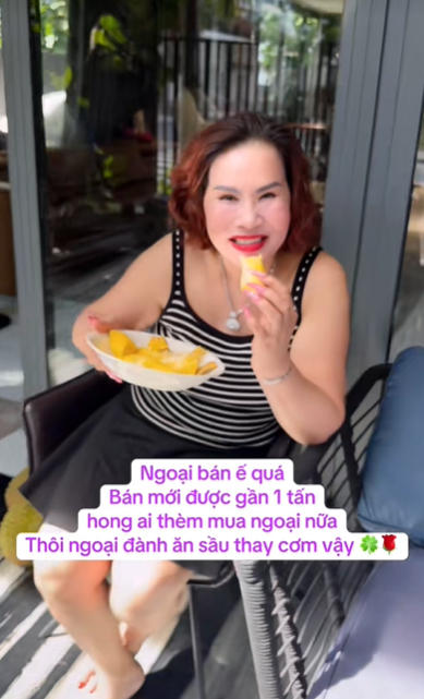 Cô Kim - chủ nhân sạp sầu riêng đang hot trên