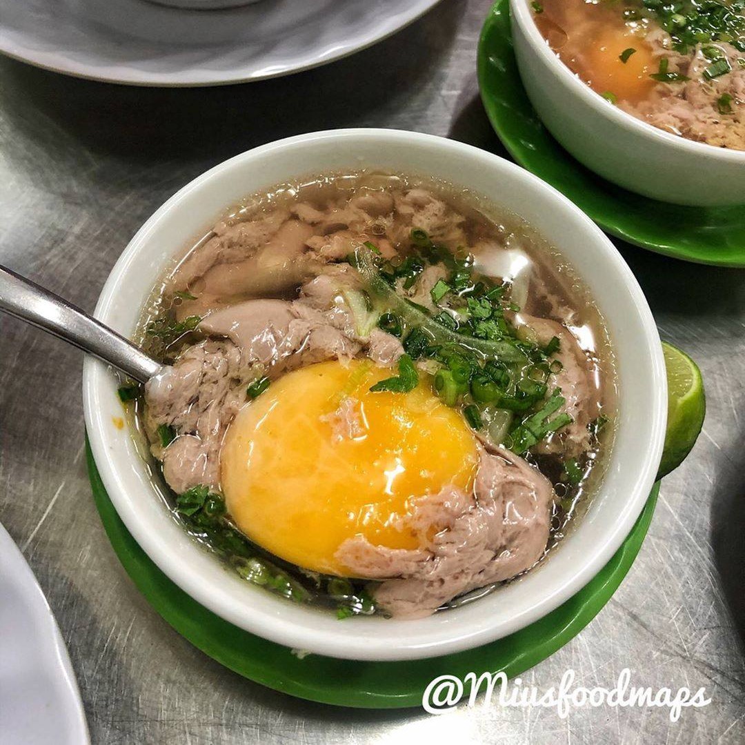 Bát nước đỏ au cạnh tô phở miền Nam khiến khách phương xa rén ngang, khách quen lại thòm thèm săn lùng