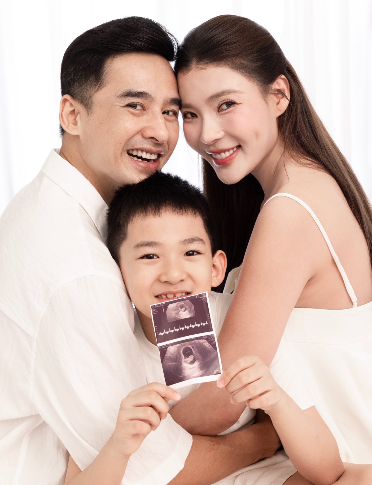 Cặp đôi chuẩn bị chào đón nhóc tỳ thứ 2 sau 10 năm bên nhau