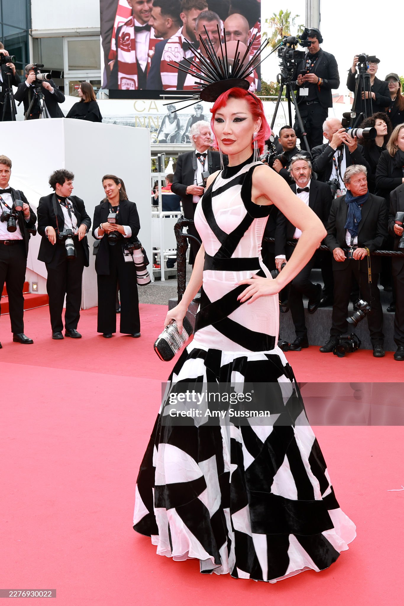 Aliia Roza cùng chiếc mũ làm lố. Ảnh: Getty Images