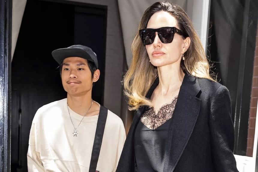 Sau khi bố mẹ ly hôn, Pax Thiên sống với Angelina Jolie và các anh chị em ở Los Angeles (Mỹ).