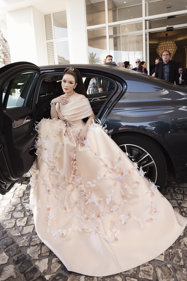 Lý Nhã Kỳ đã chuẩn bị 43 bộ váy để tham gia các hoạt động ở Cannes 2022