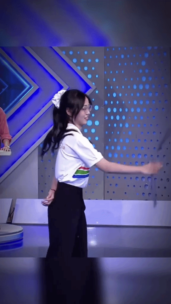 Phương Nhi trình diễn màn múa côn cực cool ngầu ngay trong chương trình (Nguồn: Fanpage Đường lên đỉnh Olympia)