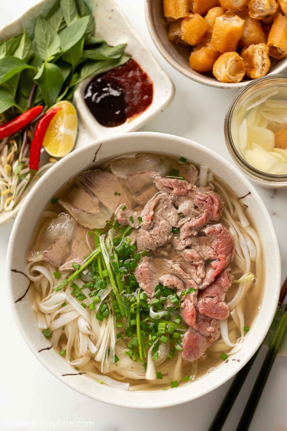 Bát nước đỏ au cạnh tô phở miền Nam khiến khách phương xa rén ngang, khách quen lại thòm thèm săn lùng