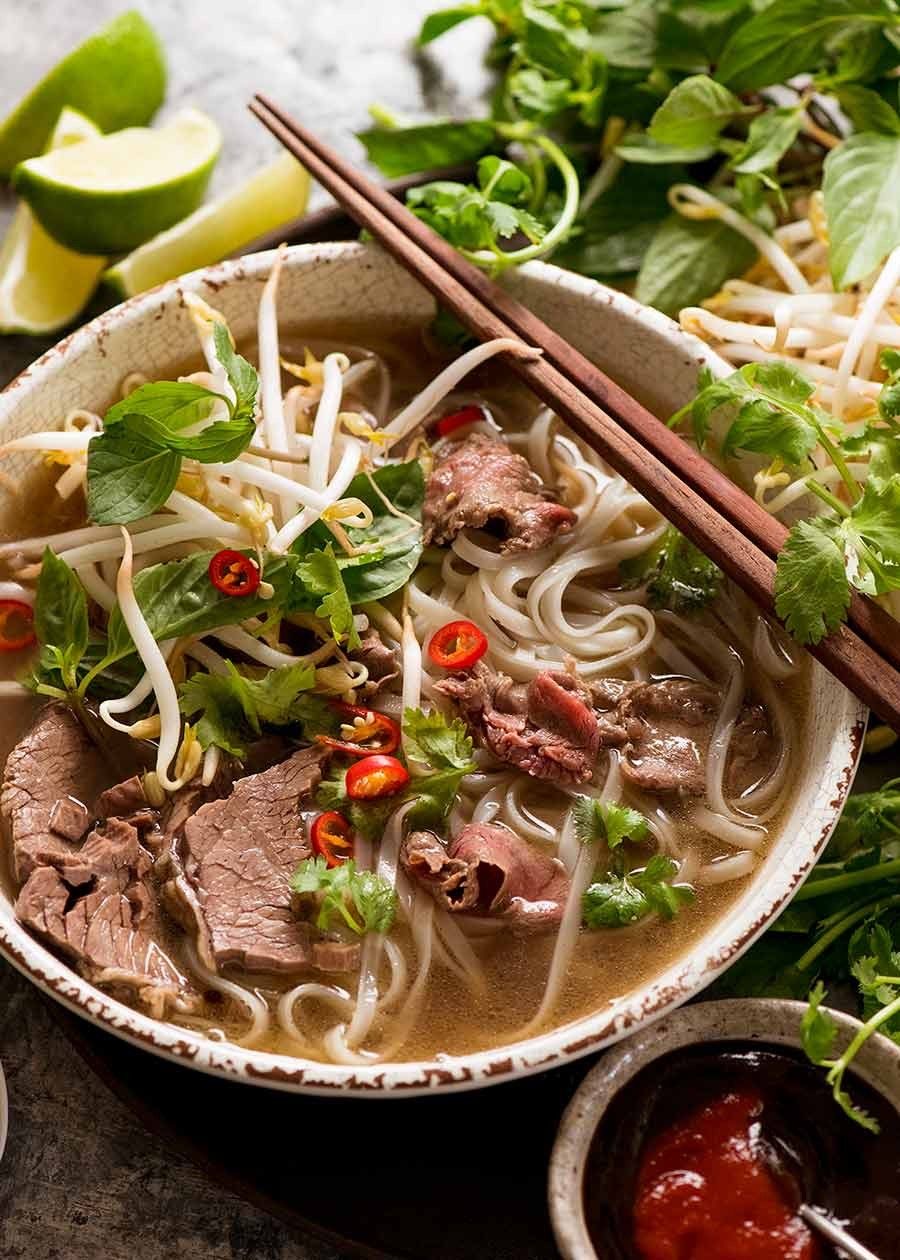 Bát nước đỏ au cạnh tô phở miền Nam khiến khách phương xa rén ngang, khách quen lại thòm thèm săn lùng