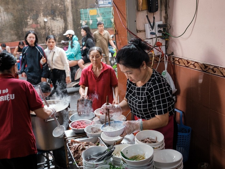 Bà Ngô Thị Phi Nga, chủ quán phở Tư Lùn ở phố Ấu Triệu. Ảnh: Michelin