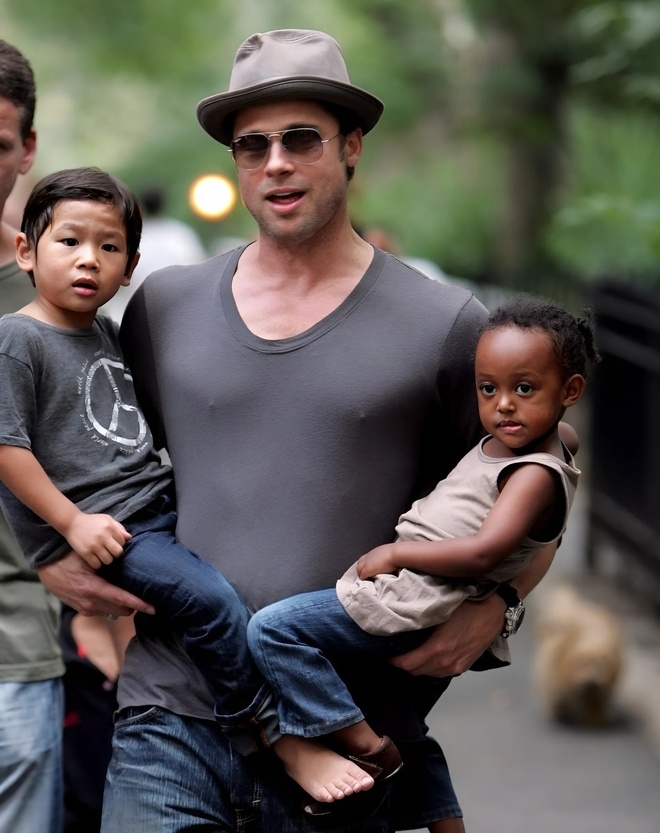 Từ người con được Brad Pitt ẵm bồng trên tay...