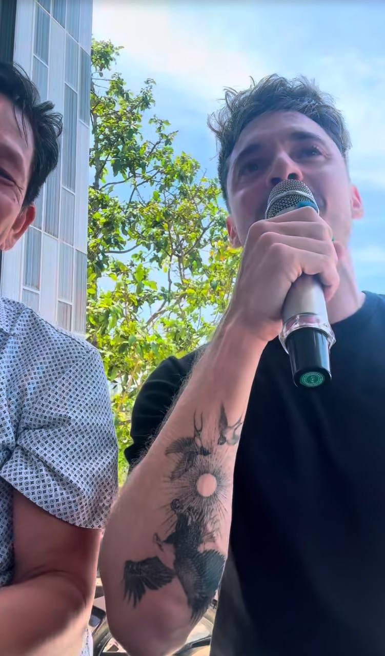 Du khách Đức ngủ quên bên tiếng karaoke ở miền Tây, phải xin lỗi mẹ vì chưa muốn về nhà