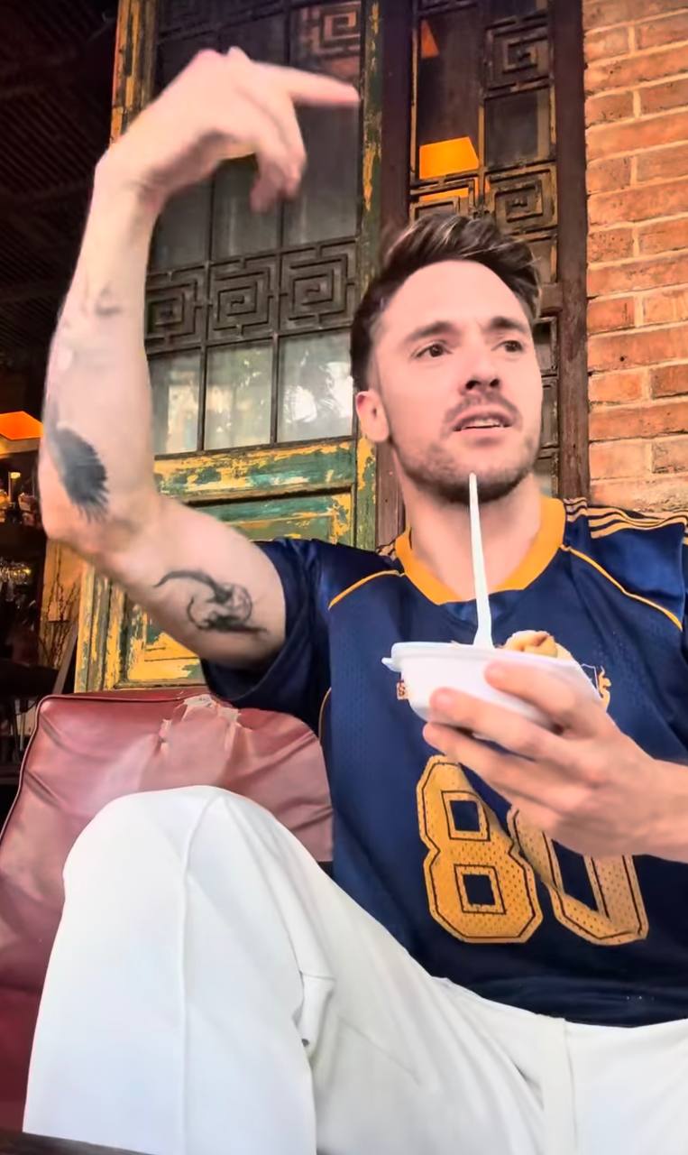 Du khách Đức ngủ quên bên tiếng karaoke ở miền Tây, phải xin lỗi mẹ vì chưa muốn về nhà