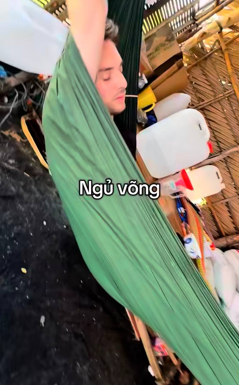 Du khách Đức ngủ quên bên tiếng karaoke ở miền Tây, phải xin lỗi mẹ vì chưa muốn về nhà