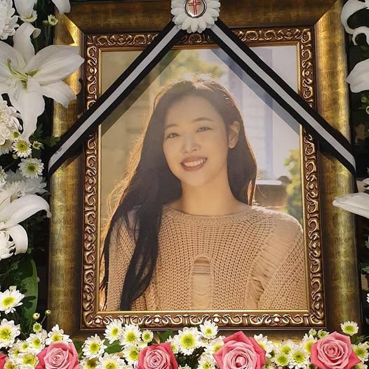Sulli mãi mãi ra đi ở tuổi 25, để lại nỗi đau xót khôn nguôi trong lòng người hâm mộ. Ảnh: X