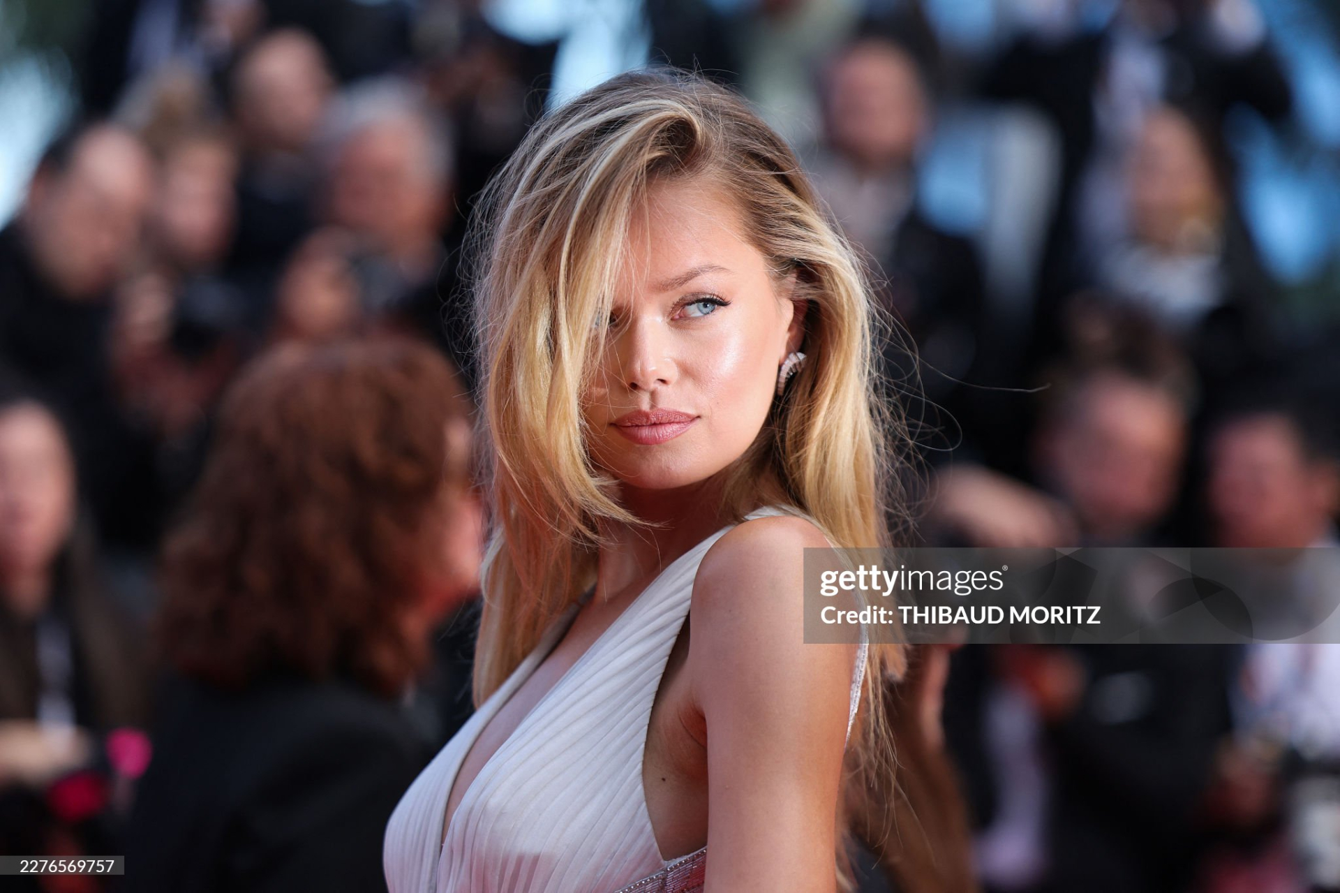 Với mái tóc vàng cùng đôi mắt xanh, Frida Aasen đẹp tựa búp bê sống. Ảnh: Getty Images