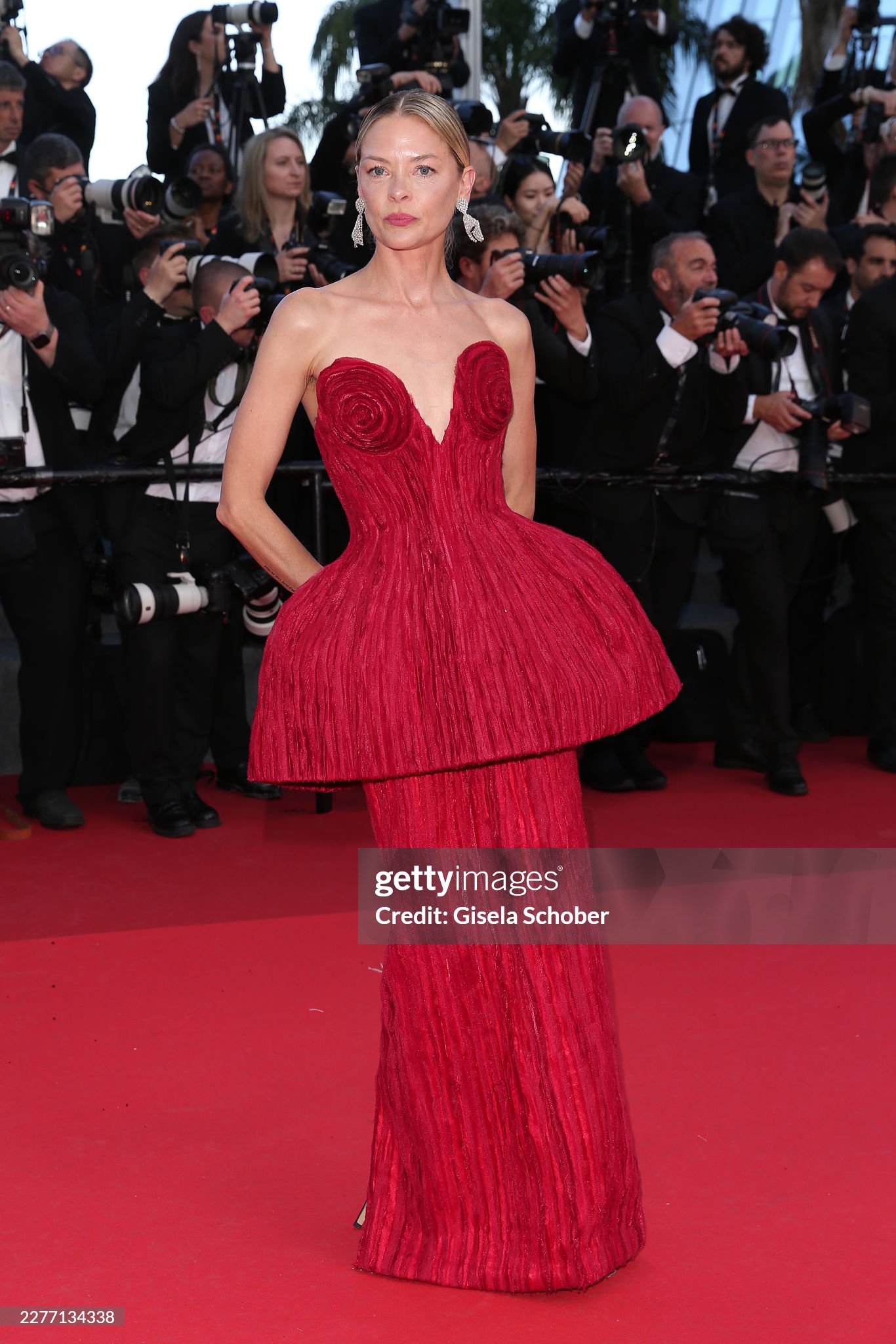 Diễn viên Joey King nổi bật với thiết kế độc đáo trên thảm đỏ. Ảnh: Getty Images