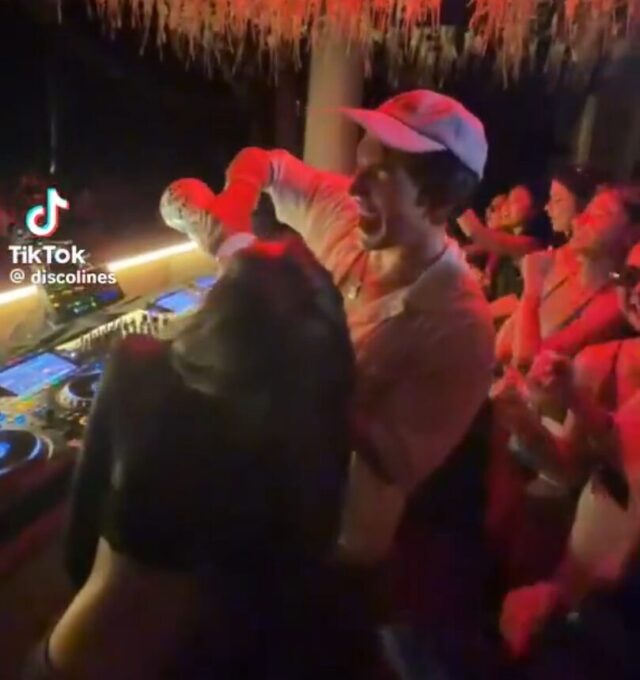 Lisa thân mật sát rạt với 1 nam DJ trong bữa tiệc ở Bali hồi tháng 2 năm nay, làm rộ lên nghi vấn cô đã trở lại thời kỳ độc thân. Ảnh: Naver