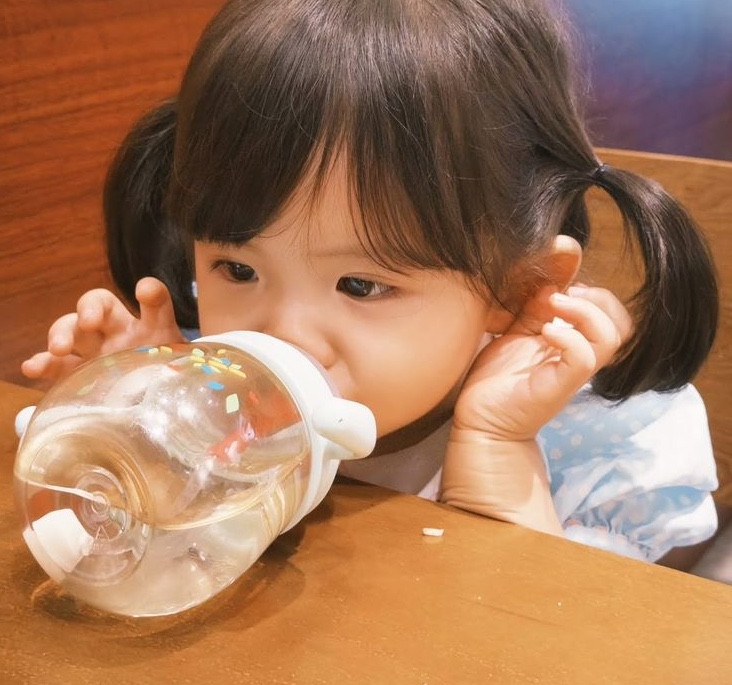 Phụ huynh cần rèn cho trẻ thói quen uống đủ nước càng sớm càng tốt (Ảnh minh họa)