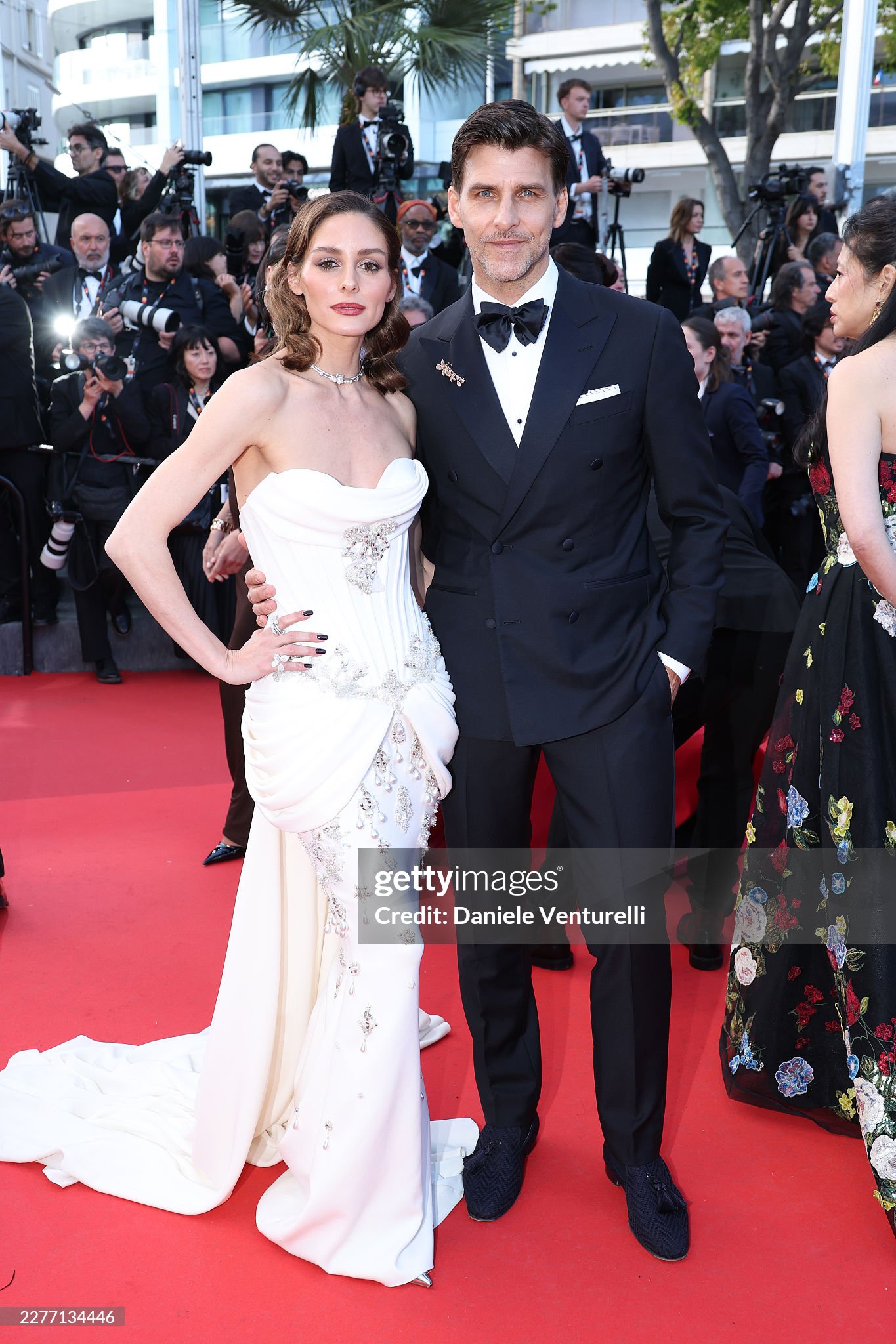 Diễn viên Olivia Palermo sánh đôi cùng chồng Johannes Huebl trên thảm đỏ LHP danh giá nhất thế giới. Ảnh: Getty Images
