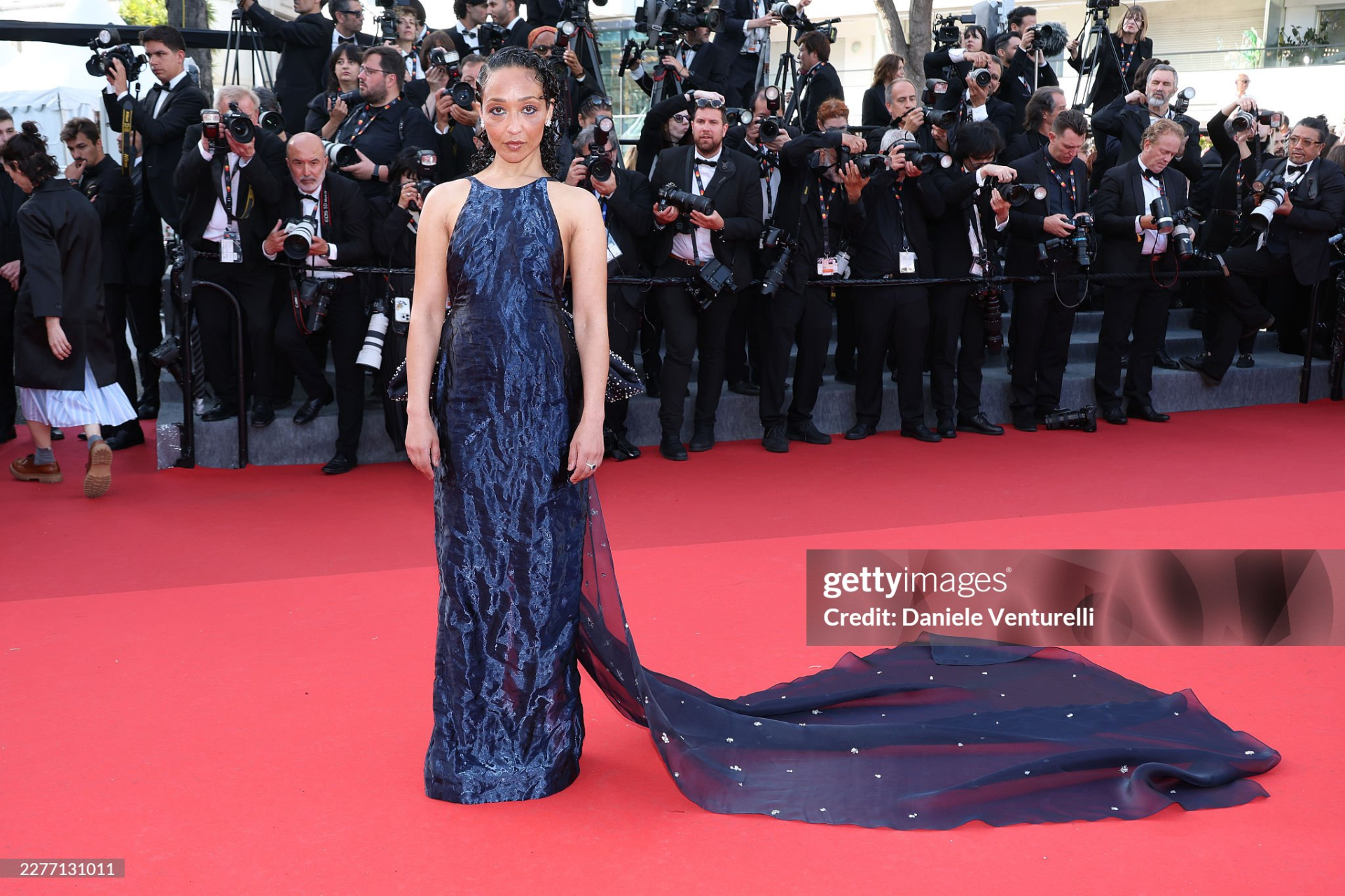 Thành viên Ban giám khảo Ruth Negga gây ấn tượng với váy đuôi dài mang sắc xanh thẫm. Ảnh: Getty Images