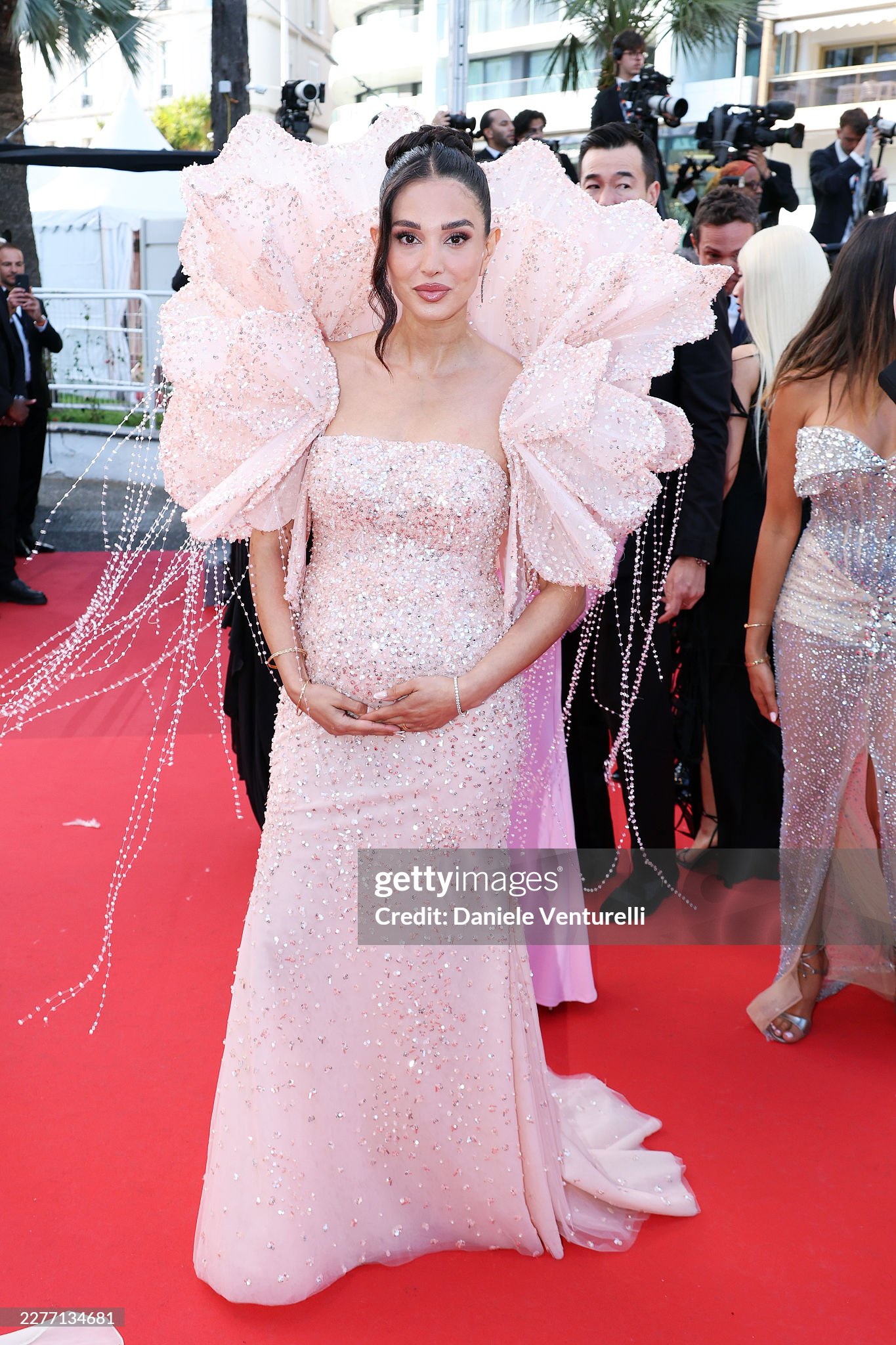 Samira Safi bế bụng bầu lên thảm đỏ. Ảnh: Getty Images