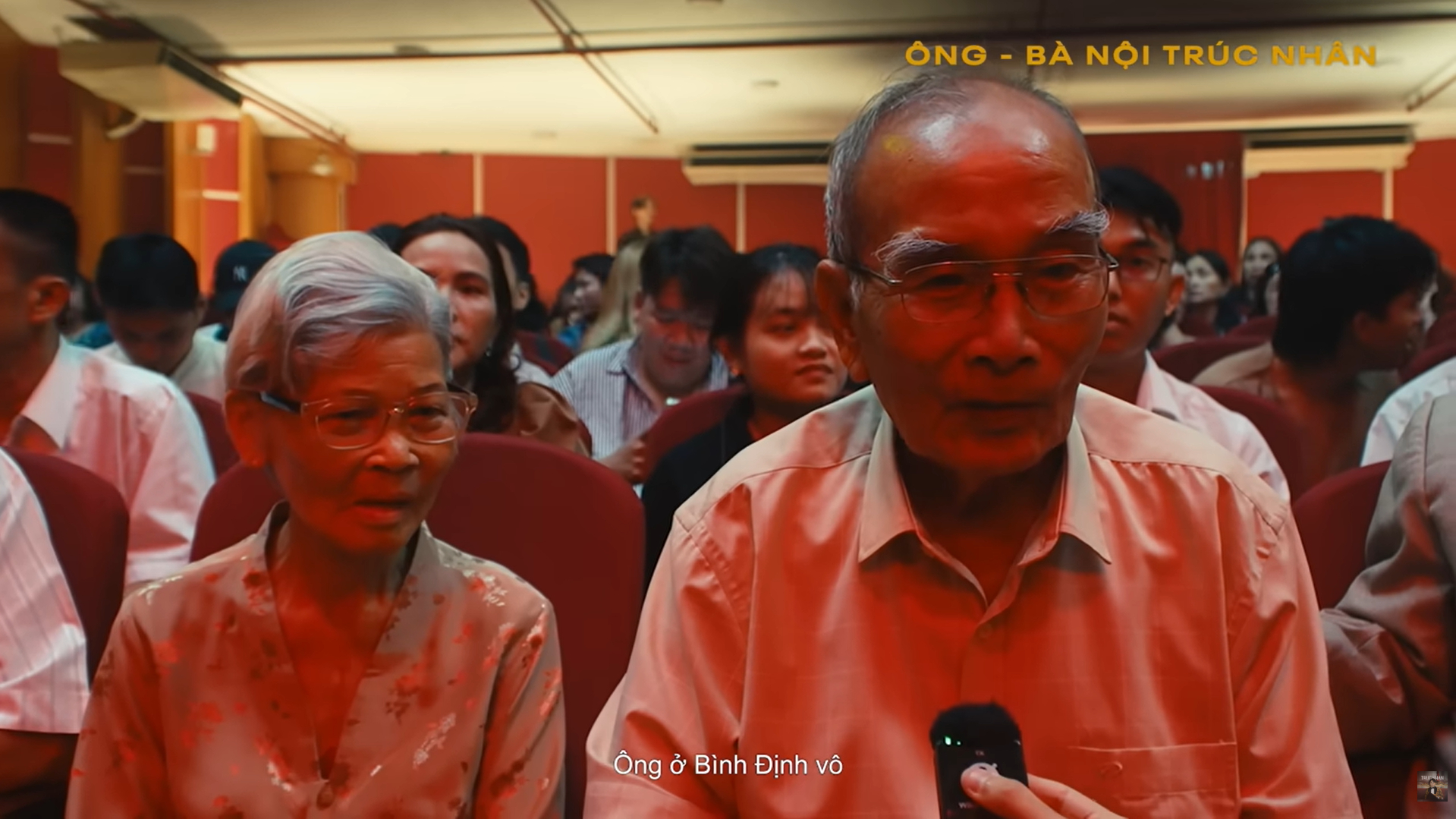 Bà nội Trúc Nhân (bên trái) từng xuất hiện trong MV của nam ca sĩ như cách cổ vũ tinh thần cháu trai trên chặng đường nghệ thuật