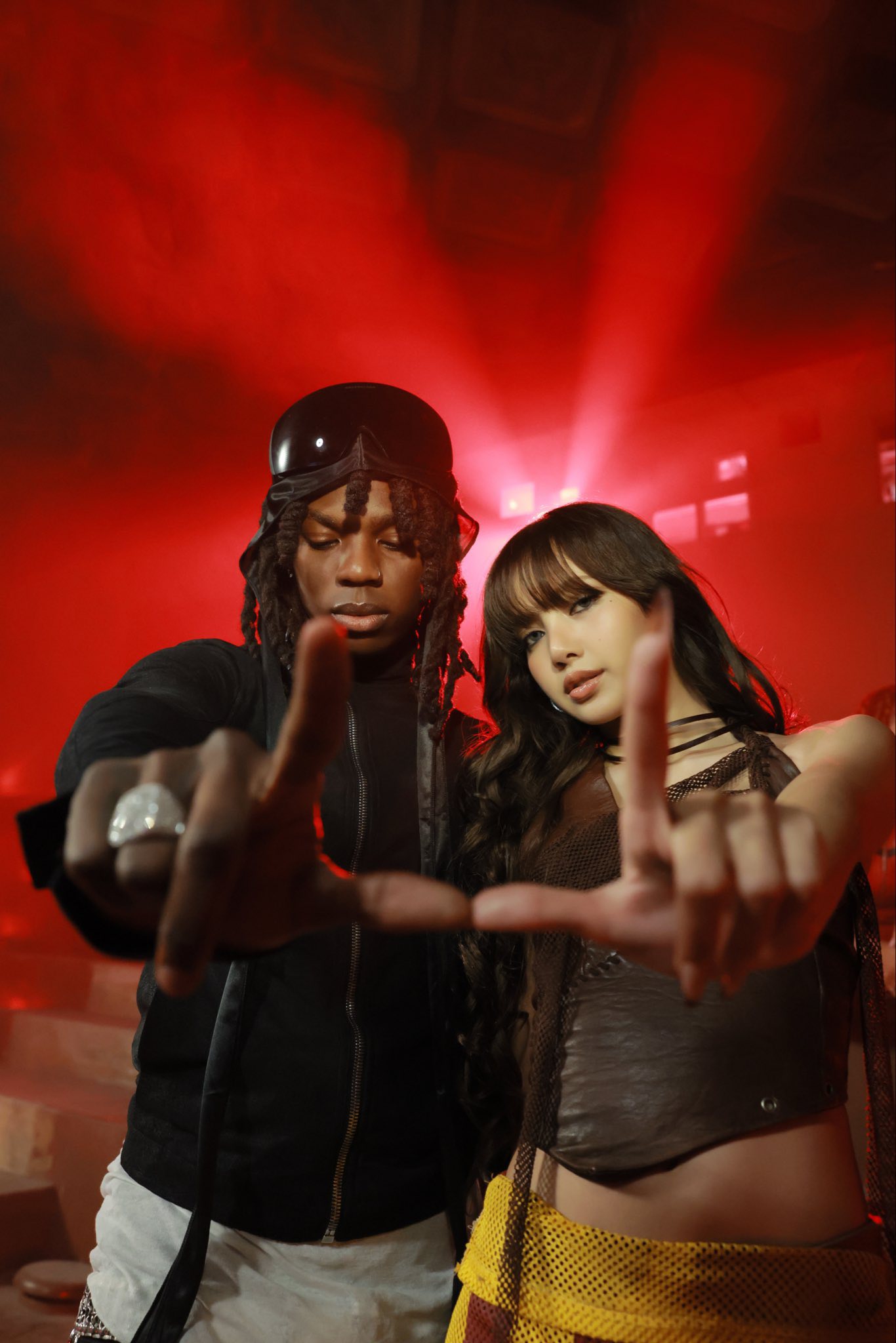 Lisa lần đầu hát nhạc World Cup: Bắn rap đã tai, sắc vóc bốc lửa 