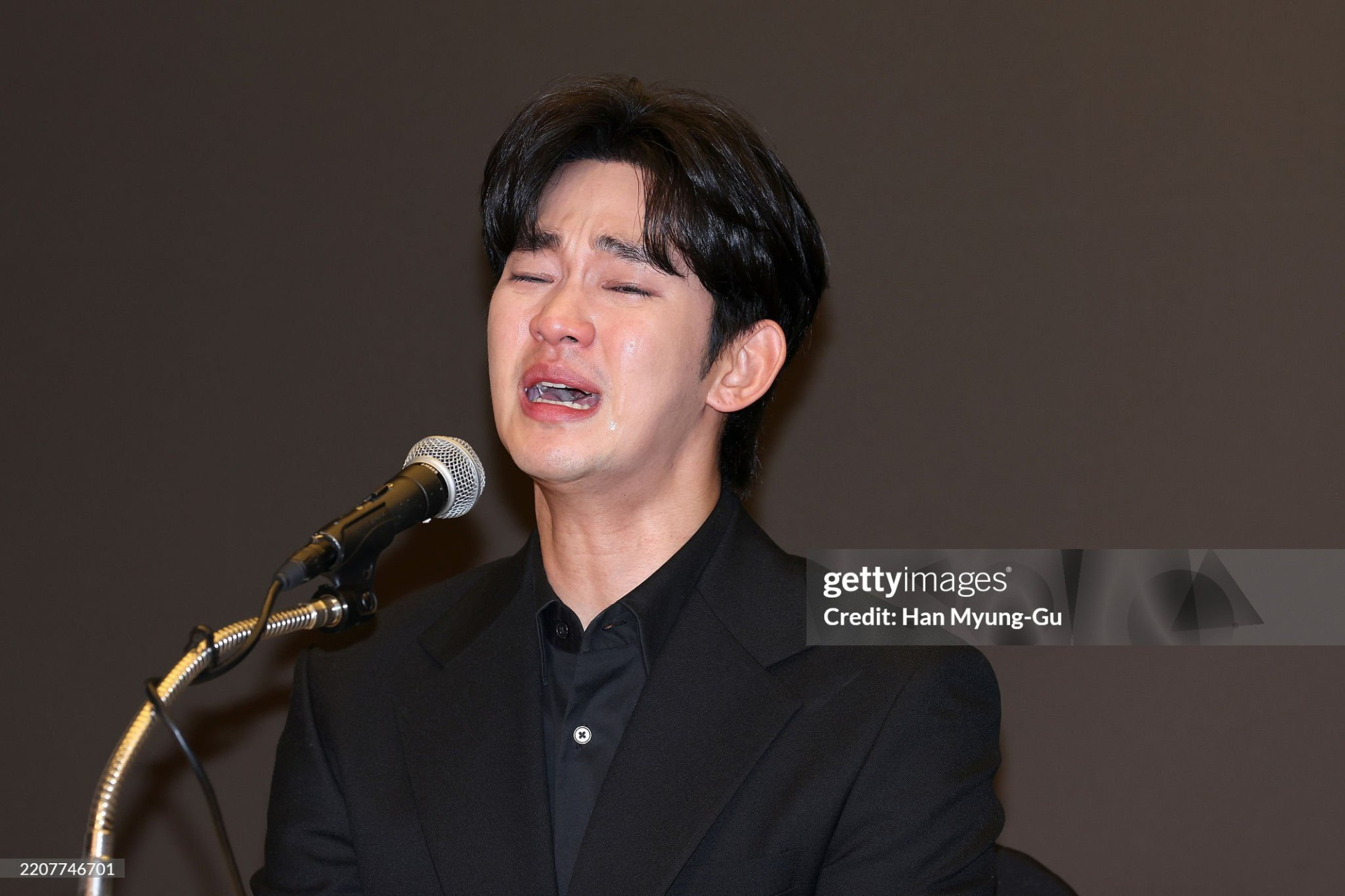 Kim Soo Hyun khóc không ngừng 30 phút họp báo. Ảnh: Getty Images.