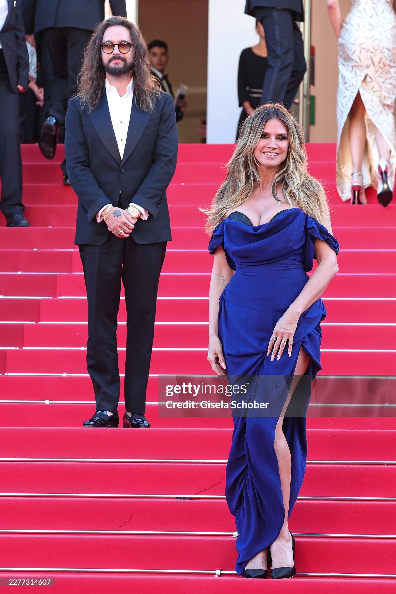 Khoảnh khắc chồng đứng sang 1 bên, chờ Heidi Klum chụp hình gây sốt. Ảnh: Getty Images
