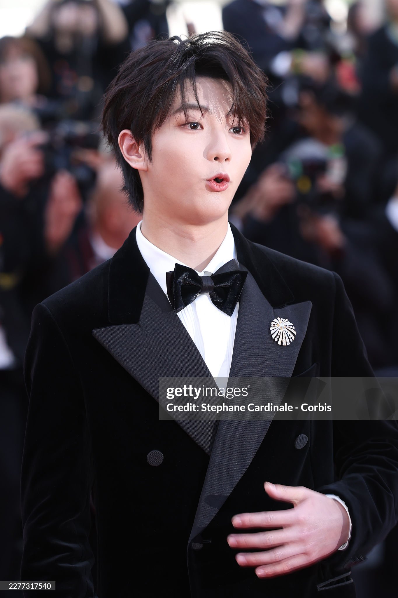Nam ca sĩ có những cử chỉ đáng yêu. Ảnh: Getty Images