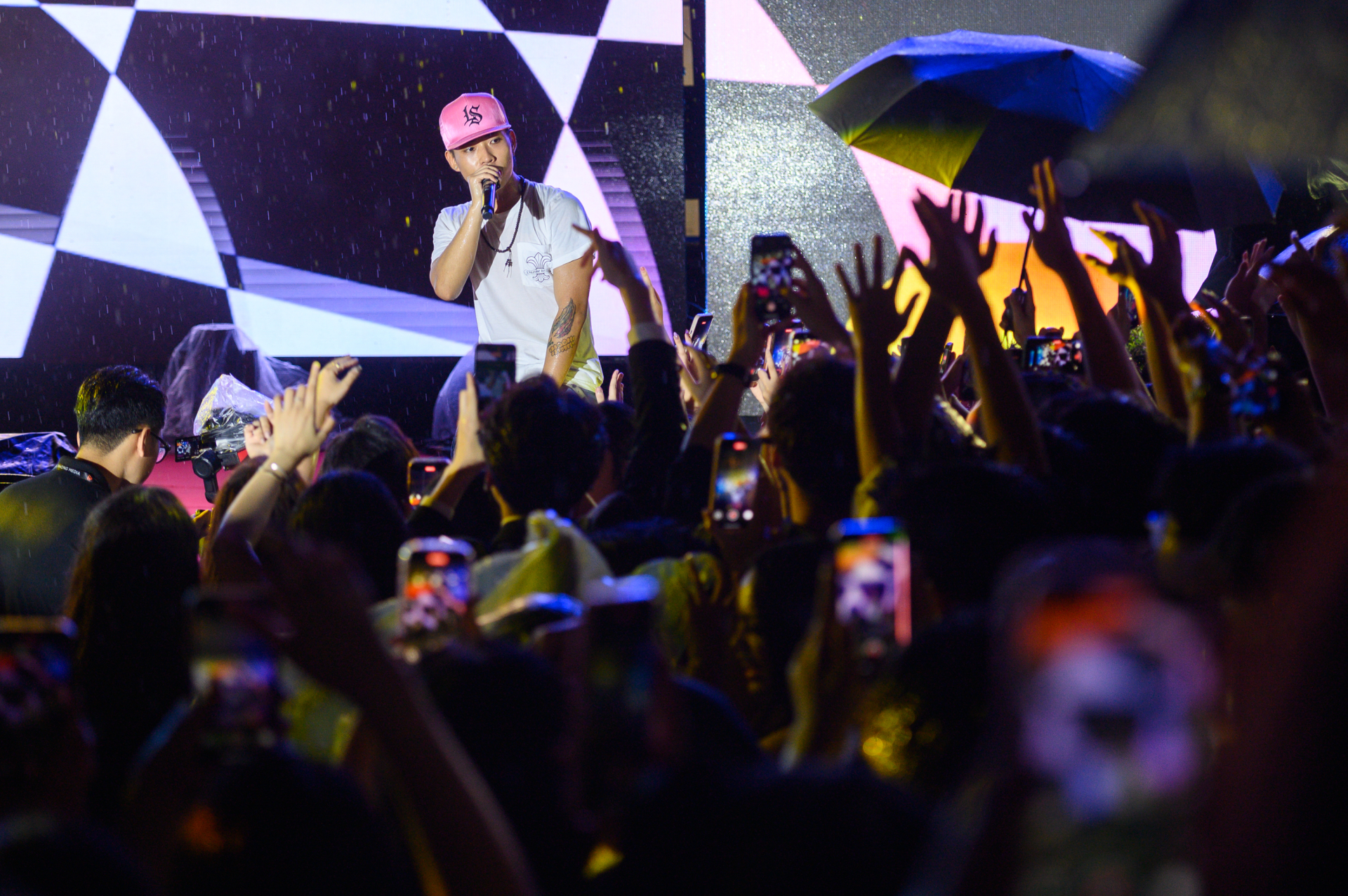 Sự xuất hiện của ca sĩ VSTRA và rapper Wxrdie khiến bầu không khí vừa ngọt ngào vừa bùng nổ, khép lại một đêm prom đáng nhớ dưới mái trường Kim Liên