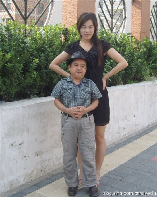Nam diễn viên lùn nhất showbiz: Chỉ cao 1,28m, ngủ bụi ngoài công viên - gầm cầu vẫn cưới được 4 cô vợ trẻ đẹp