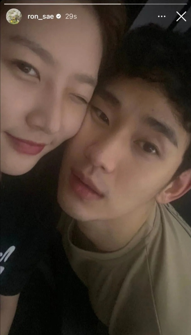 Hình ảnh thân mật của Kim Sae Ron và Kim Soo Hyun đang gây chấn động mạng xã hội vào năm 2024. Tuy nhiên, nam diễn viên phủ nhận hẹn hò Kim Sae Ron. Ảnh: Nate.